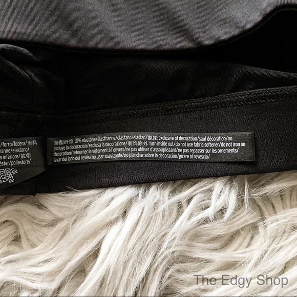 Victoria Sport | Player Logo Scoopneck Sports Bra - Picture 8 of 9